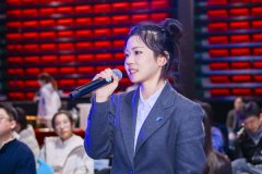 她系统阐述了“不成能美学”“高细节美学”取 